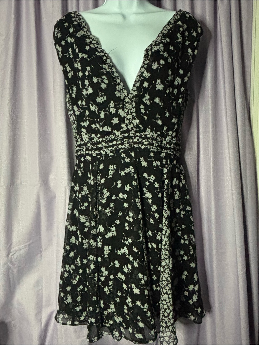 Simply Vera Vera Wang Black and White Floral V-Neck Midi Dress
